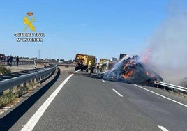 Los bomberos trabajando en el lugar de los hechos para sofocar las llamas.