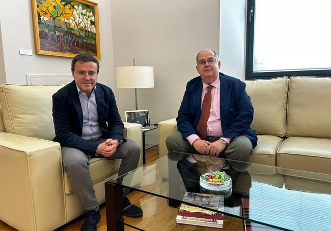 Miguel Ángel Gallardo, durante su encuentro con el alcalde de Zafra, el popular Juan Carlos Fernández.