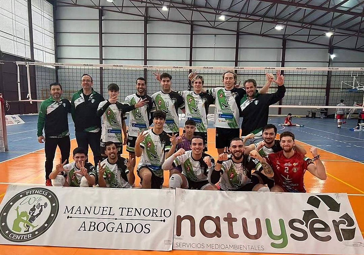 La plantilla del CV Almendralejo tras sellar la salvación.