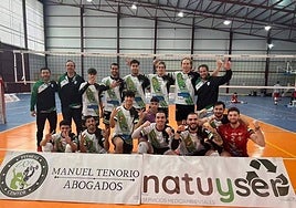 La plantilla del CV Almendralejo tras sellar la salvación.