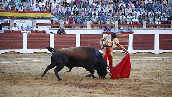 Morante rescata una tarde en la que el ganado amenazó con truncar el regreso de los toros a Cáceres
