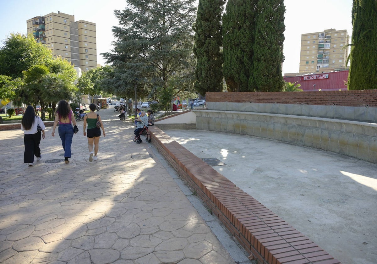 Fuente del parque de San Fernando, limpia, después de que los operarios de Imesapi la limpiaran el martes de esta semana.