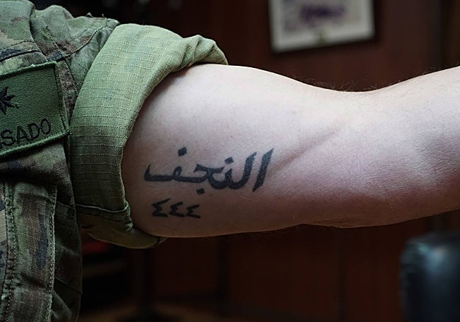 Tatuaje donde pone en árabe an Najaf y la fecha 4 del 4 del 4.