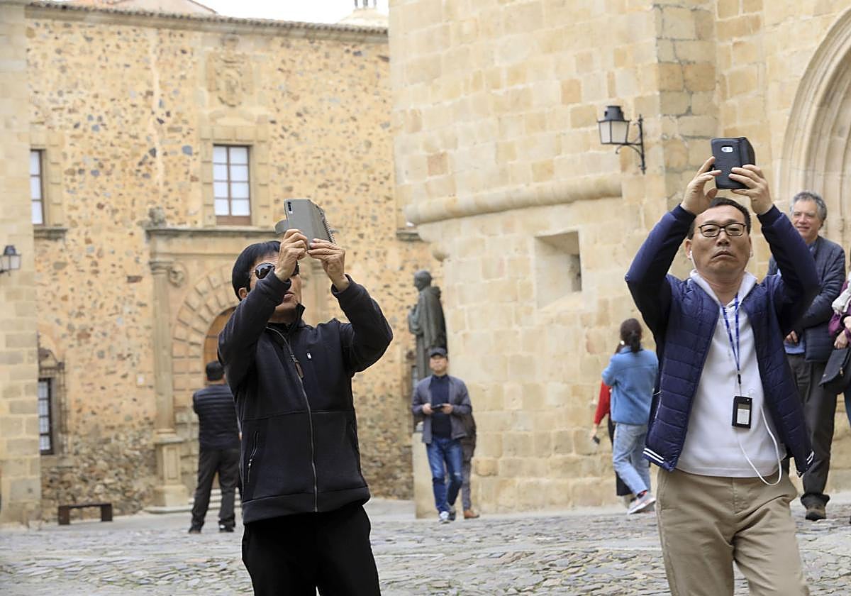 Turistas asiáticos en la parte antigua de Cáceres.