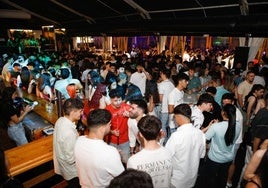 Fotos | Así disfrutan los cacereños del viernes noche en el ferial (I)
