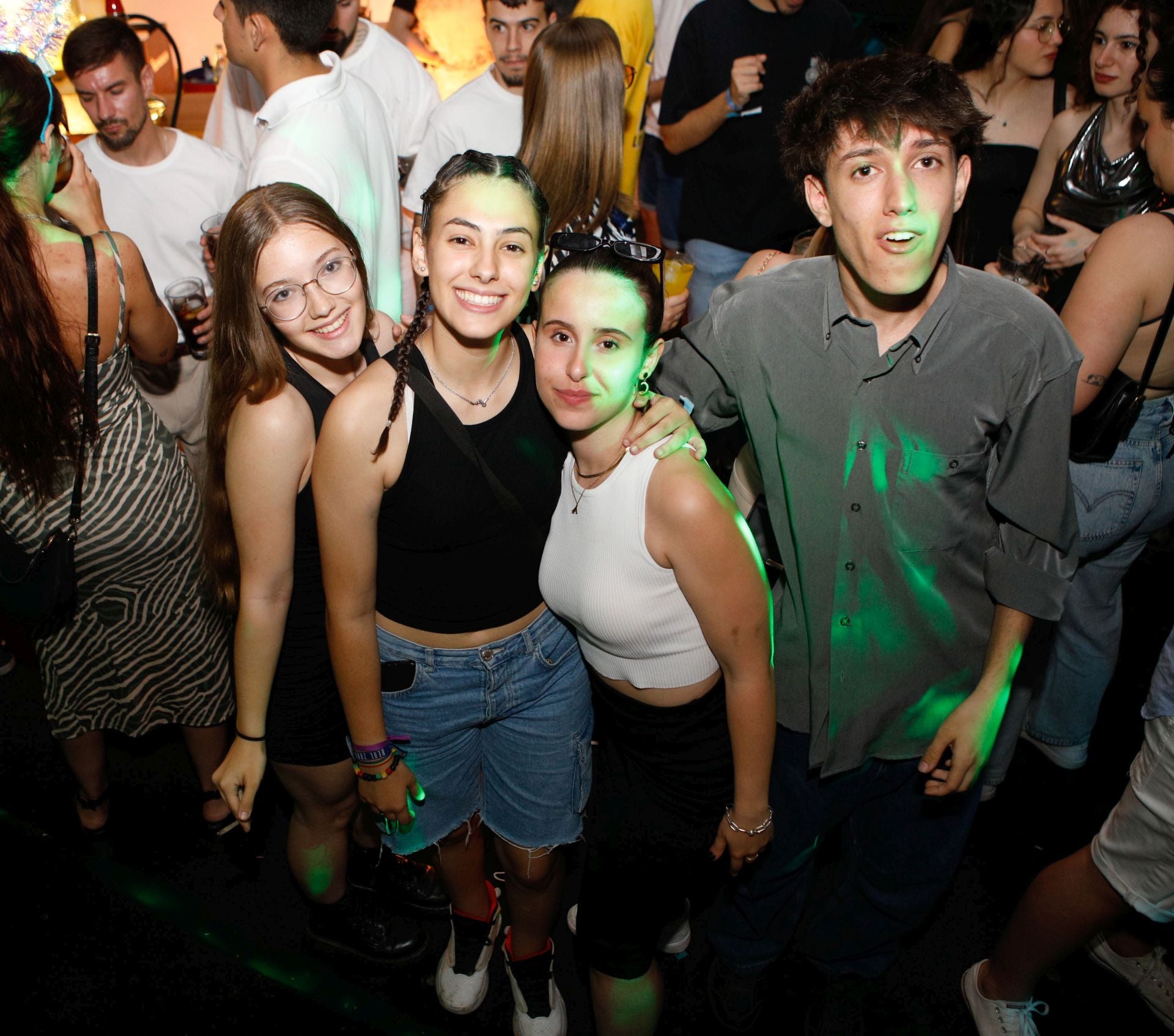 Fotos | Así disfrutan los cacereños del viernes noche en el ferial (I)