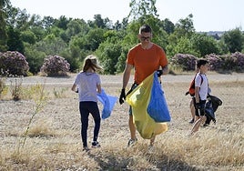 Imágenes de la jornada de limpieza de basura en el río Guadiana en Badajoz