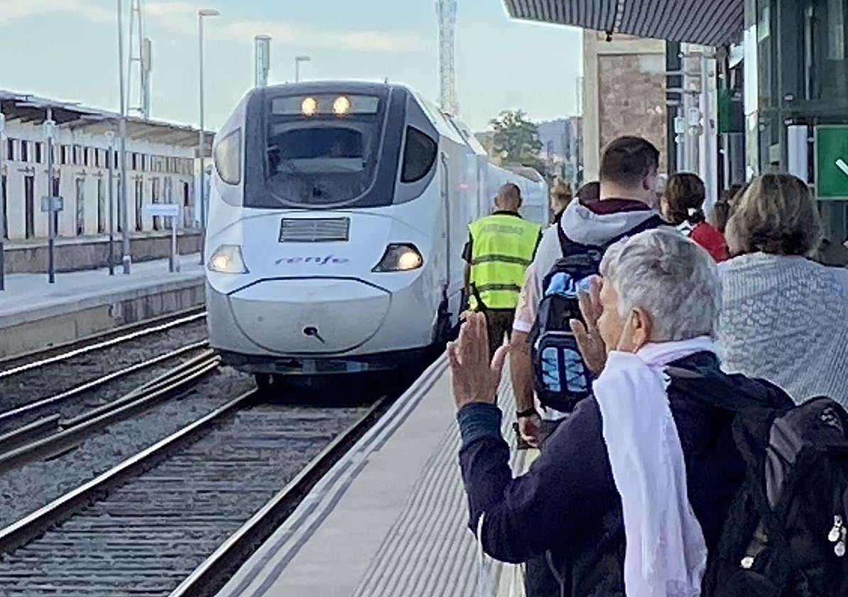 Un tren Alvia entra en la estación de Cáceres.