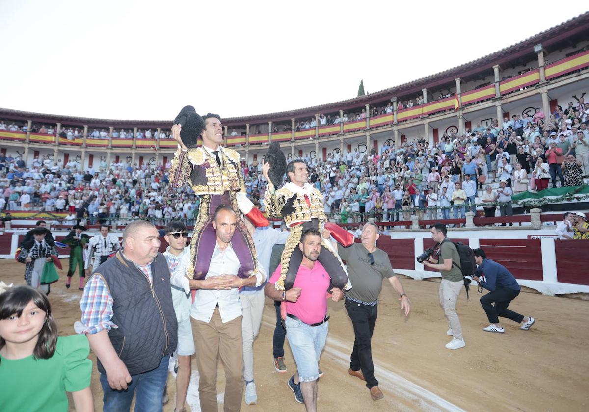 Salida a hombros de Talavante y Emilio de Justo en la Era de los Mártires de Cáceres