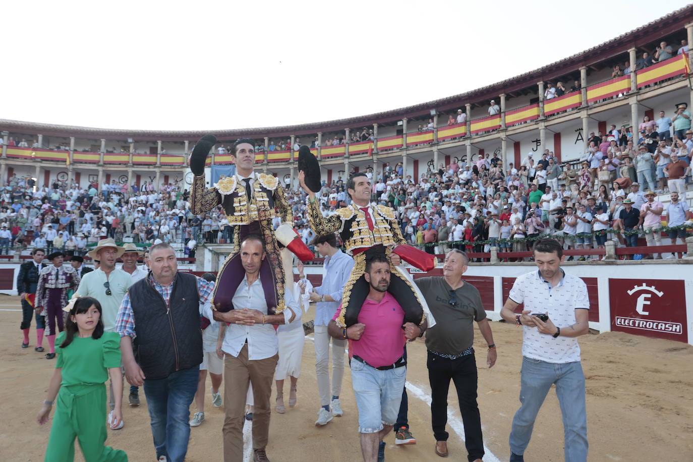 Salida a hombros de Talavante y Emilio de Justo en la Era de los Mártires de Cáceres