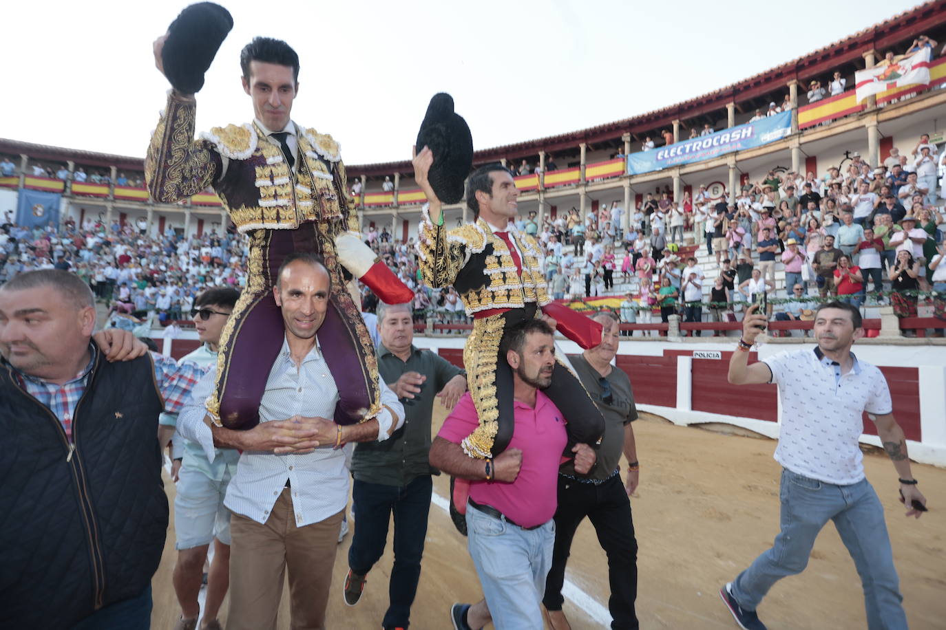 Salida a hombros de Talavante y Emilio de Justo en la Era de los Mártires de Cáceres