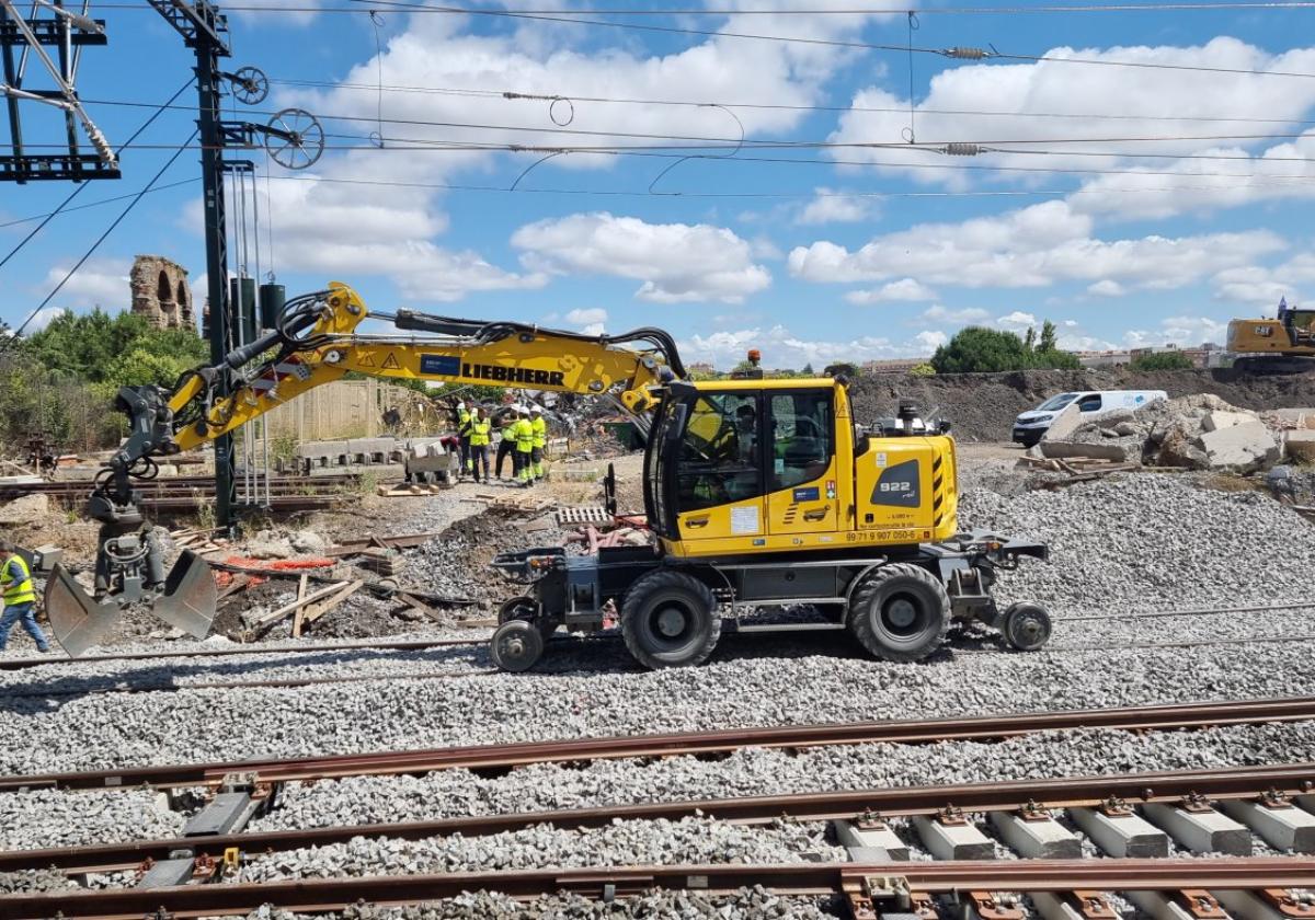 Los operarios realizando trabajos en la estación de Mérida hace unos días.