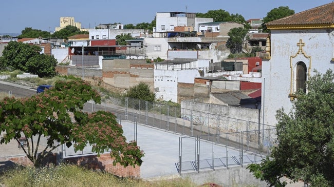 Imagen después - Pista deportiva, vallada y recién terminada.