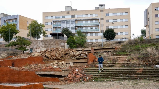 Imagen antes - Escaleras centrales de la plaza, que tiene mucho desnivel.