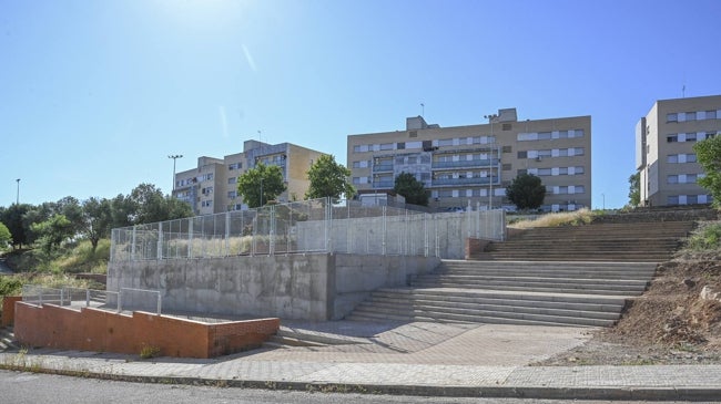 Imagen después - Escaleras centrales de la plaza, que tiene mucho desnivel.