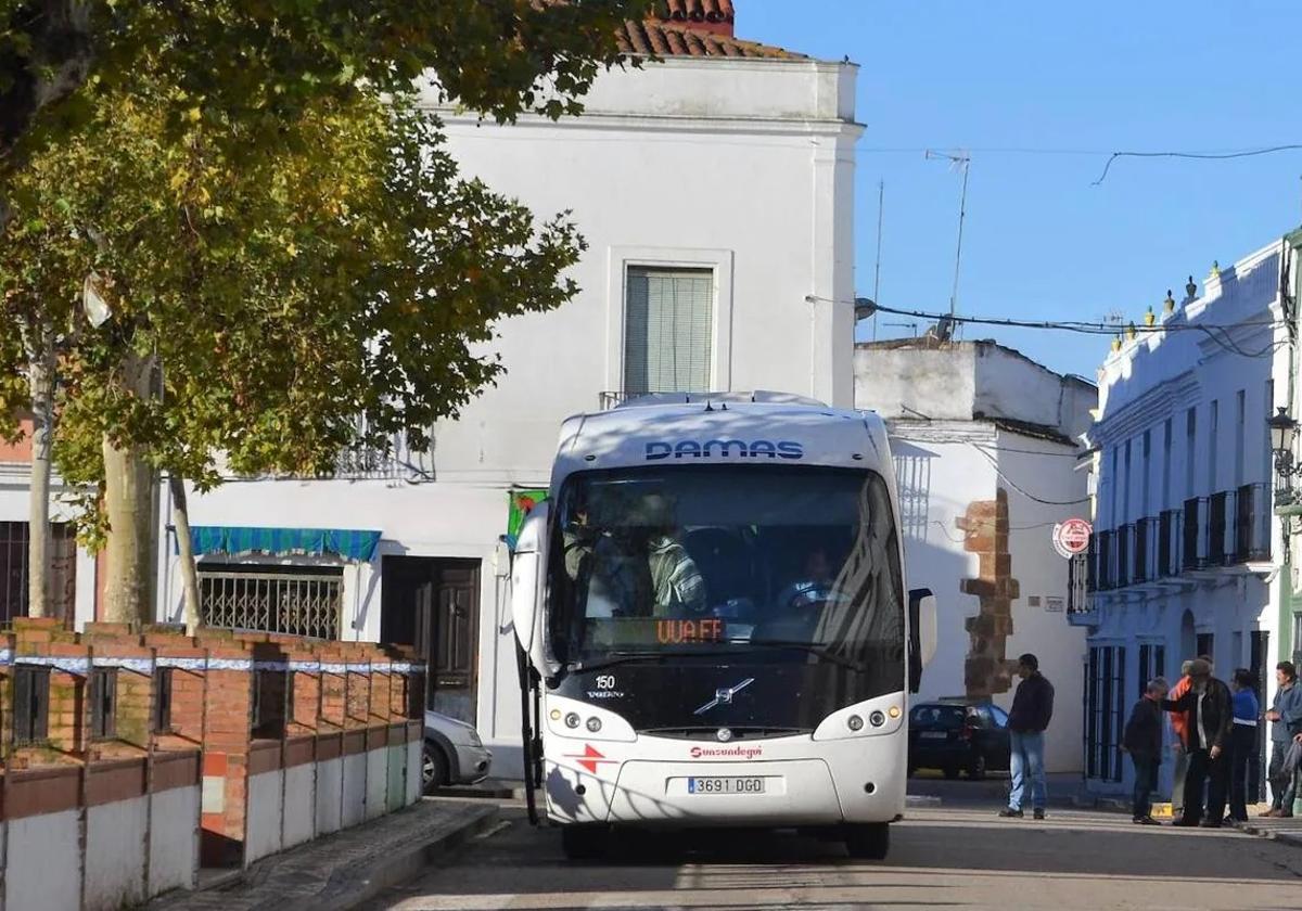 La reordenación de las líneas de autobús enfrenta a la Junta y Transportes