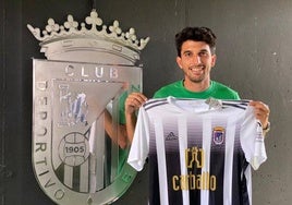 Álex Herrera posa con la camiseta del Badajoz.