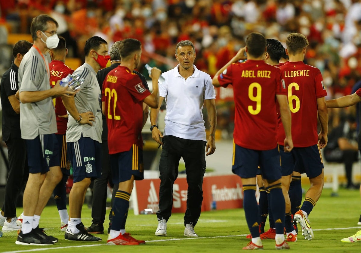 Luis Enrique, con sus jugadores cuando España se midió a Georgia en el Nuevo Vivero.