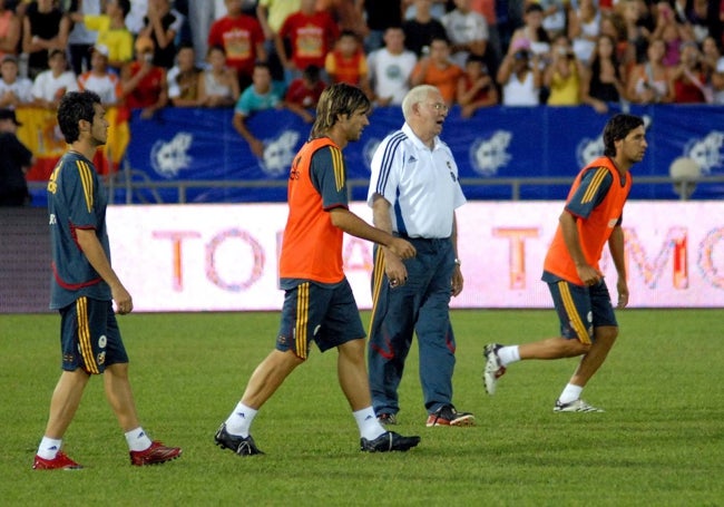 Luis Aragonés da instrucciones en el entrenamiento previo al choque contra Liechtenstein.