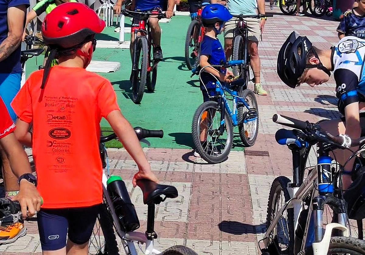 Los chavales disfrutan del Día de la Bici