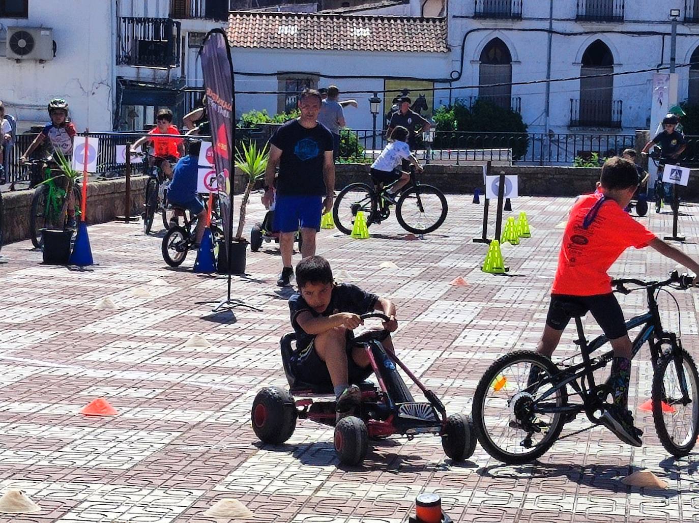 Los chavales disfrutan del Día de la Bici