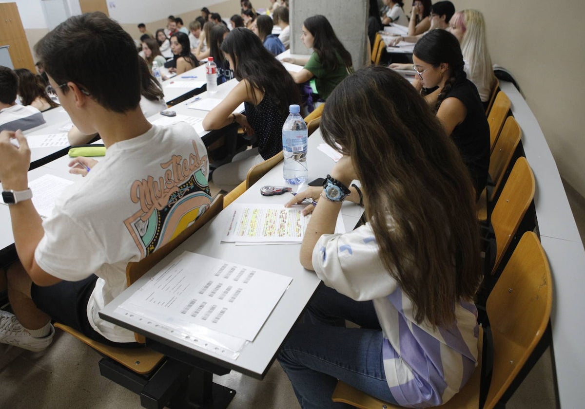 Alumnas con el pelo suelto durante un examen de la EBAU en Extremadura.