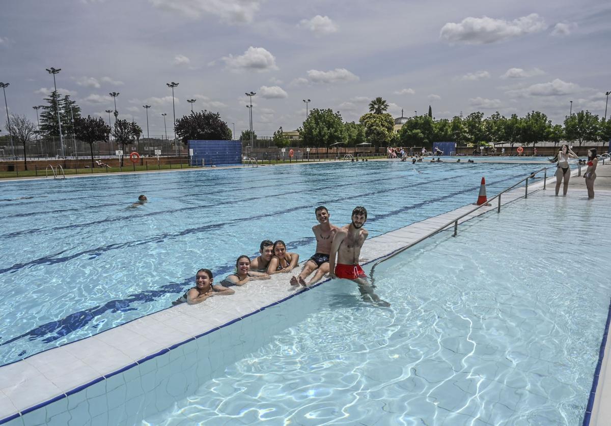 Primer baño del verano pasado en la piscina municipal de La Granadilla, en Badajoz.