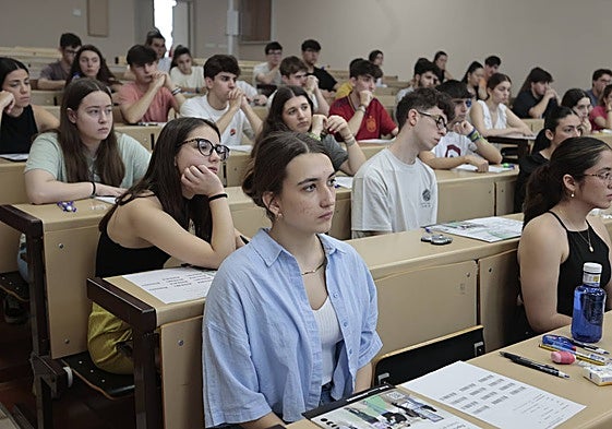 Estudiantes este martes en la Facultad de Derecho de Cáceres justo antes del primer examen de la EBAU.