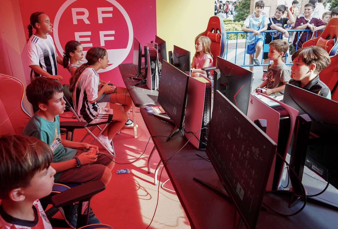 Los aficionados de la Roja disfrutan de la &#039;fan zone&#039;, en imágenes