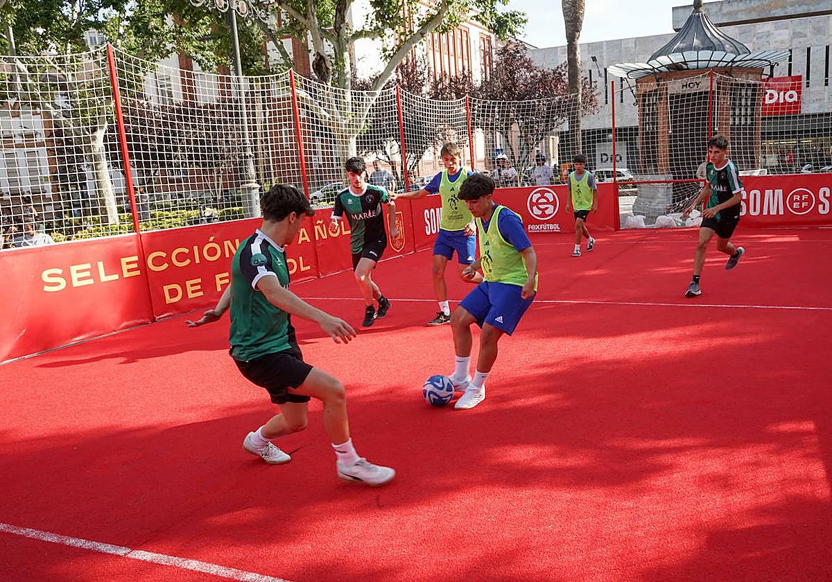 Los aficionados de la Roja disfrutan de la &#039;fan zone&#039;, en imágenes