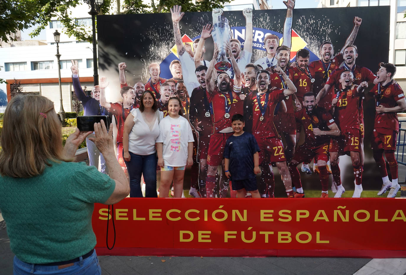 Los aficionados de la Roja disfrutan de la &#039;fan zone&#039;, en imágenes