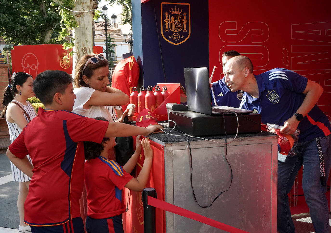 Los aficionados de la Roja disfrutan de la &#039;fan zone&#039;, en imágenes