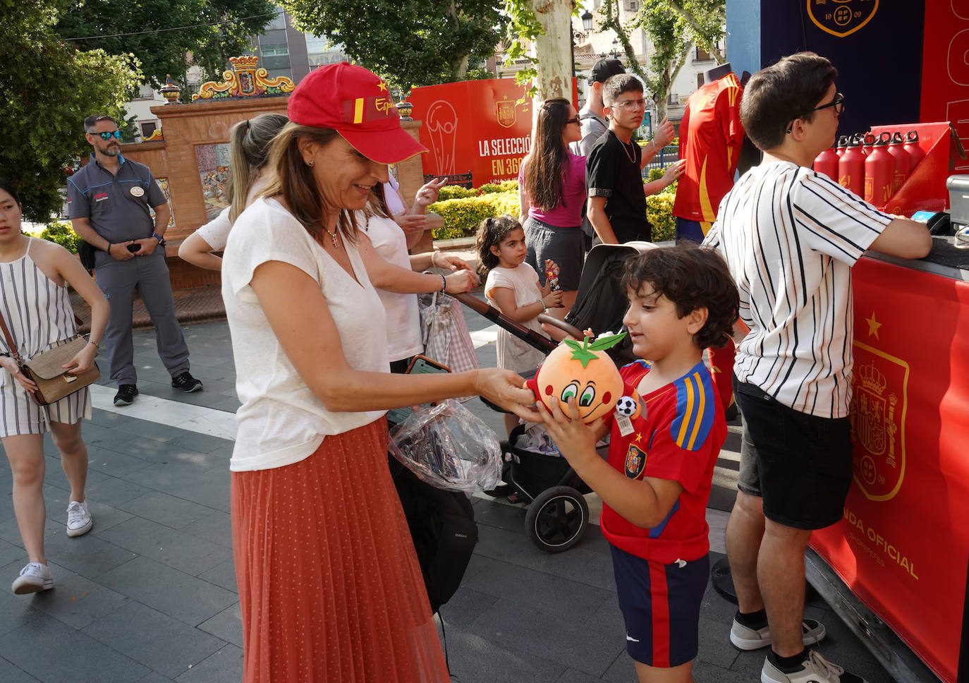 Los aficionados de la Roja disfrutan de la &#039;fan zone&#039;, en imágenes