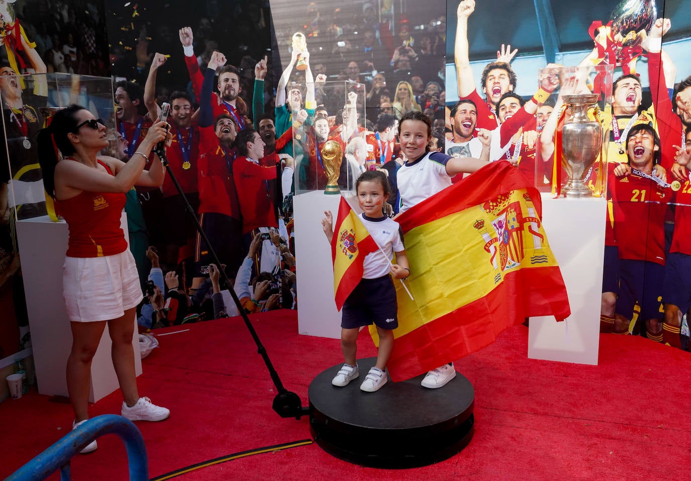 Los aficionados de la Roja disfrutan de la &#039;fan zone&#039;, en imágenes