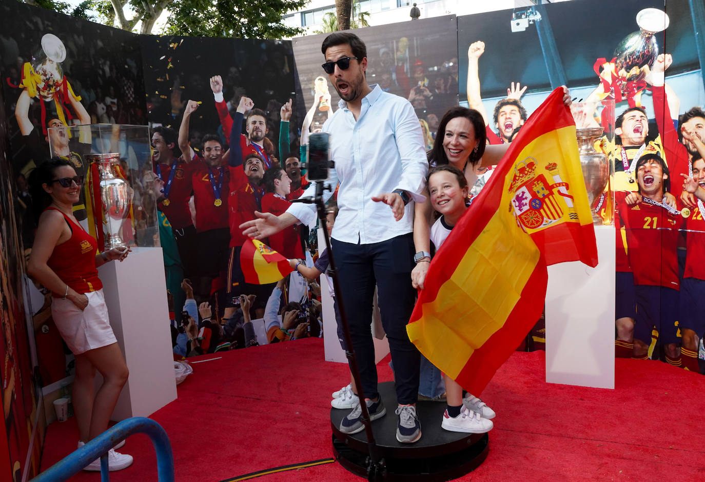Los aficionados de la Roja disfrutan de la &#039;fan zone&#039;, en imágenes