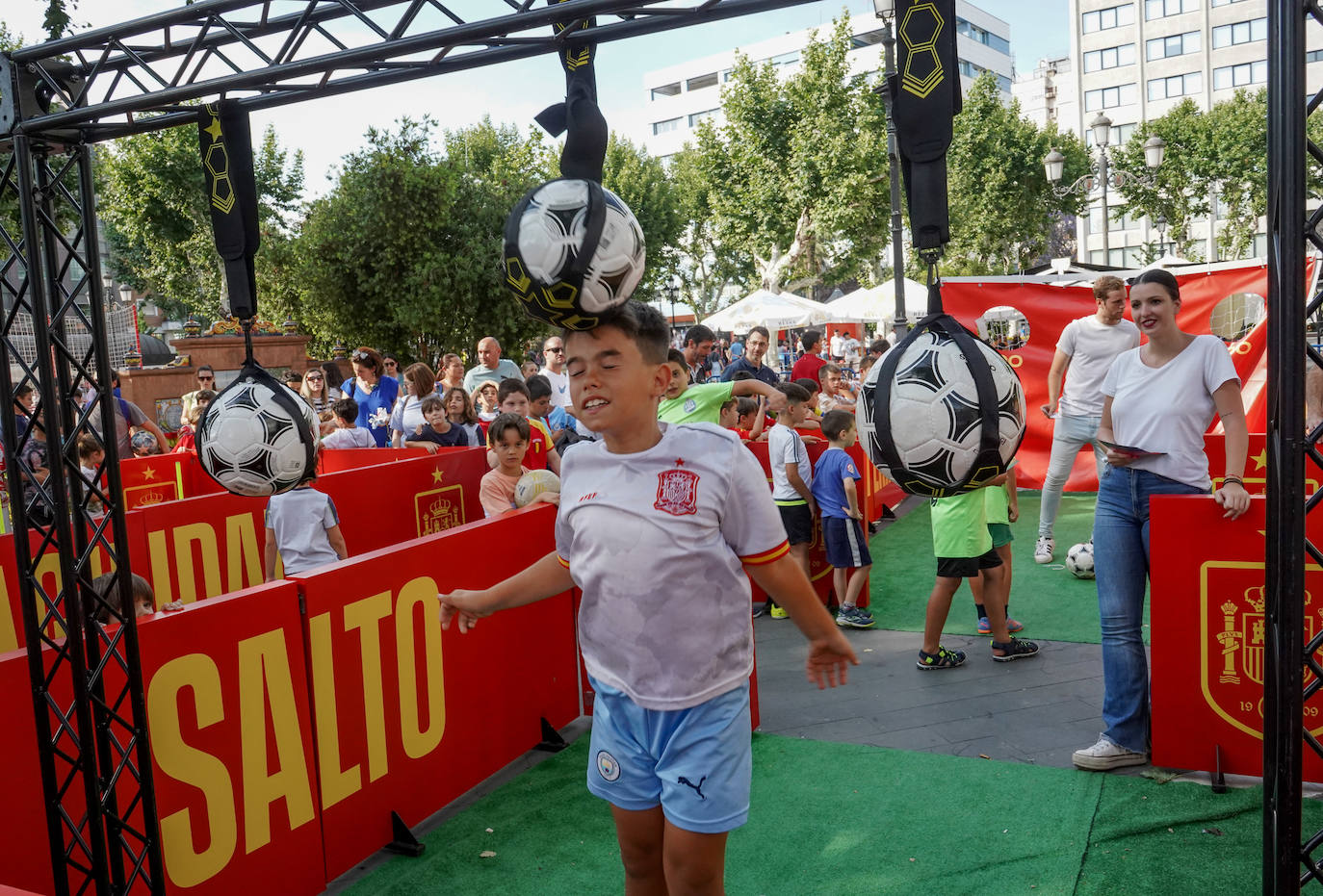 Los aficionados de la Roja disfrutan de la &#039;fan zone&#039;, en imágenes