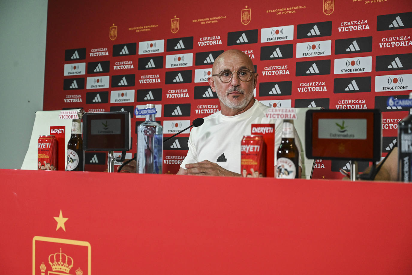 Imágenes de la rueda de prensa de la selección española en Badajoz