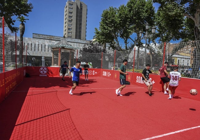 No podían faltar las pachangas de fútbol entre los más jóvenes.