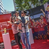 Los trofeos de la Roja en Badajoz aglutinan el interés en la 'fan zone'