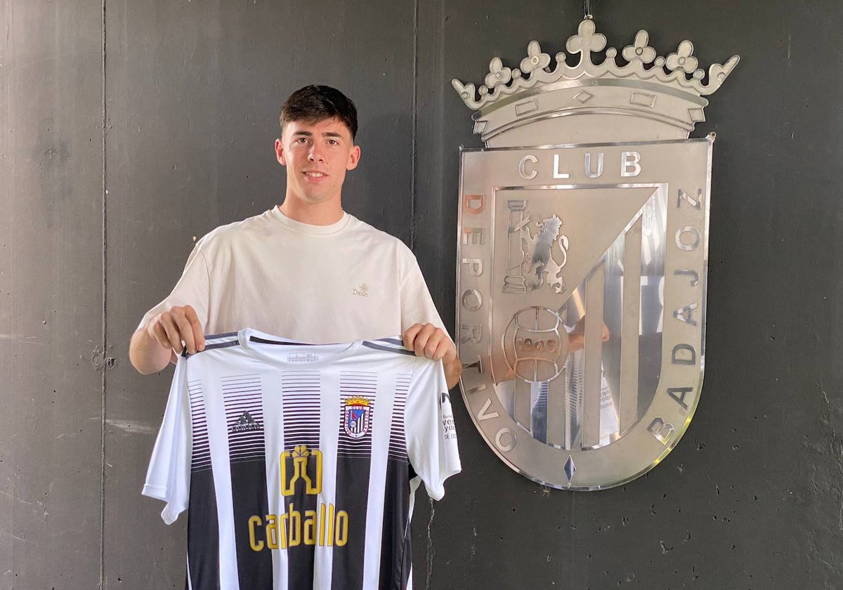 Antonio Pavón posa con la camiseta del Badajoz en el Nuevo Vivero.