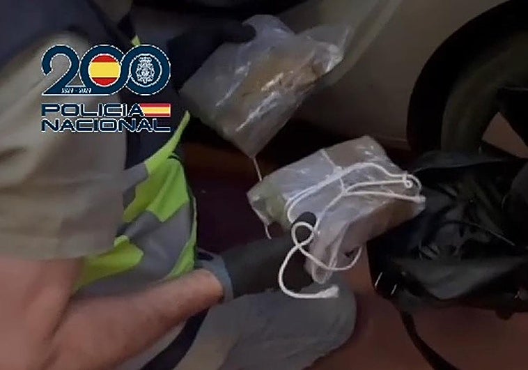 Paquetes de droga encontrados por la Policía Nacional en el interior de la 'caleta' de un vehículo sobre el que los agentes realizaron una vigilancia.