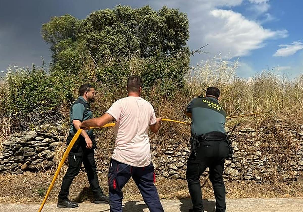 Guardias civiles y vecinos ayudaron al Infoex en las labores de extinción.