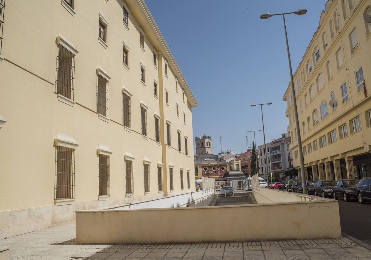 Fachada del Hospital Provincial hacia la calle Manuel Fernández Mejías, que es la parte cedida a la Junta de Extremadura.