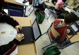 Alumnos de un centro educativo trabajan con ordenadores en el aula.