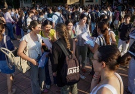 Alumnos a la espera de entrar en uno de los exámenes de la Ebau en este 2024, en Badajoz.