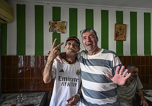 Pepe y Andrés, dos clientes del Nuevo Betis que bromean sobre la fortuna.