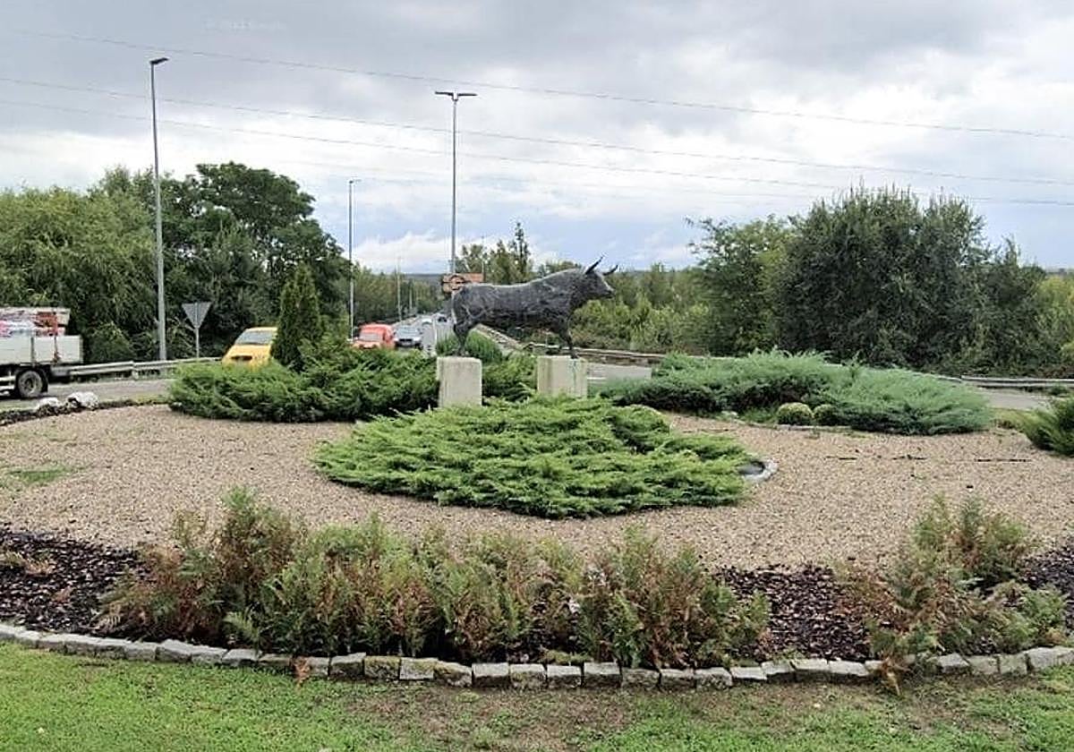 Escultura dedicada al toro a la entrada de la ciudad de Coria
