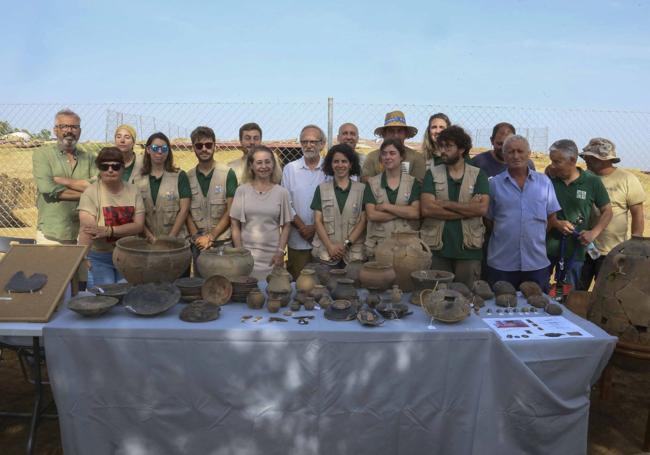 El equipo de Construyendo Tarteso, con Esther Rodríguez y Sebastián Celestino al frente, junto a la consejera de Educación de la Junta, Mercedes Vaquera.