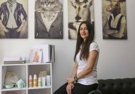 Nieves Benítez en el salón que ha abierto en La Zarza.