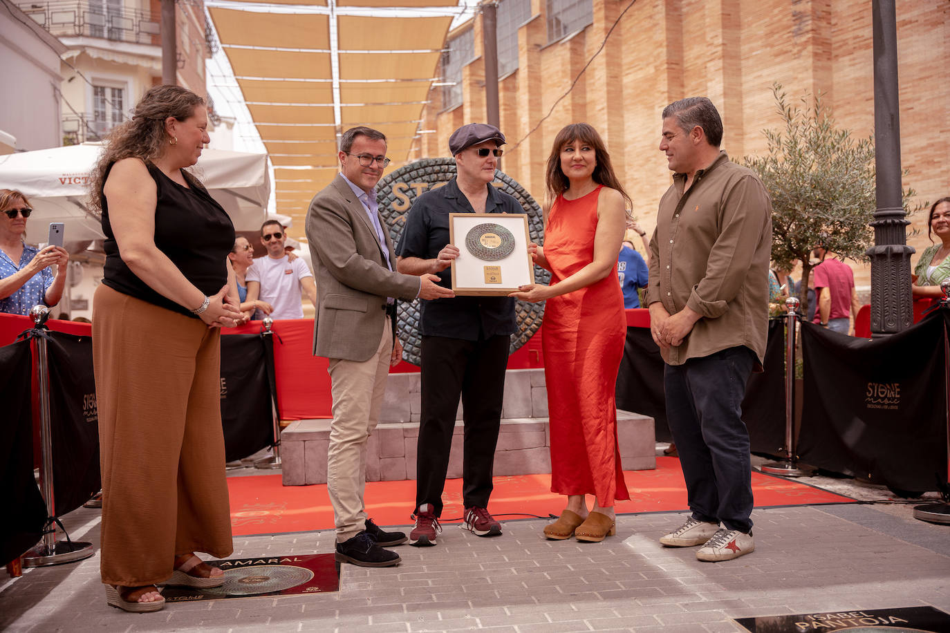 Amaral destapa su vinilo conmemorativo en el Camino de la Música de Mérida